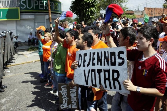 Opositores al gobierno sostienen pancartas enfrente de policía antidisturbios durante una manifestación en San Cristobal, en Venezuela. 23 de enero de 2017. La oposición venezolana enterró el jueves un diálogo con el gobierno de Nicolás Maduro, que se inició buscando superar la aguda crisis económica y social que sufre el país petrolero, y, en su lugar, llamó a sus seguidores a intensificar las protestas callejeras. REUTERS/Carlos Eduardo Ramirez