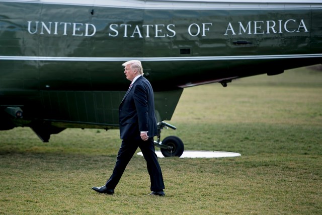 US President Donald Trump walks to Marine One for his first trip to Philadelphia as President, on the South Lawn of the White House January 26, 2017 in Washington, DC. / AFP PHOTO / Brendan Smialowski