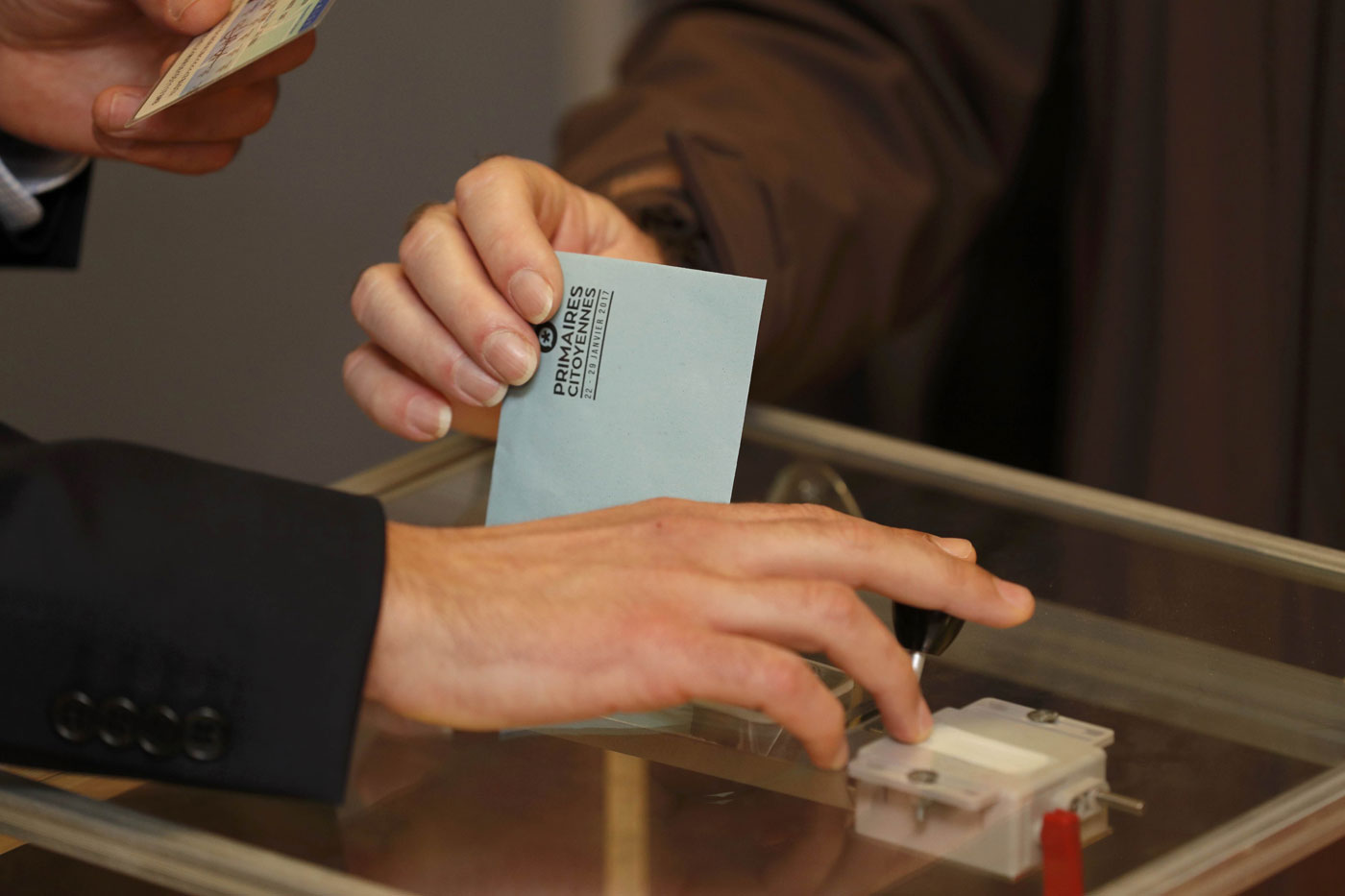 Socialistas franceses eligen candidato presidencial en medio de polémica