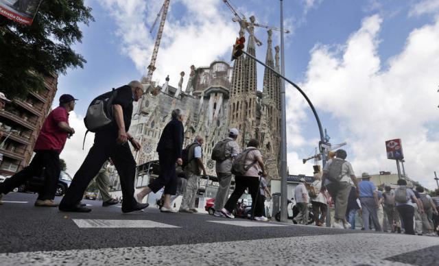 Un grupo de turistas en la basílica de la Sagrada Familia de Barcelona. (Efe)