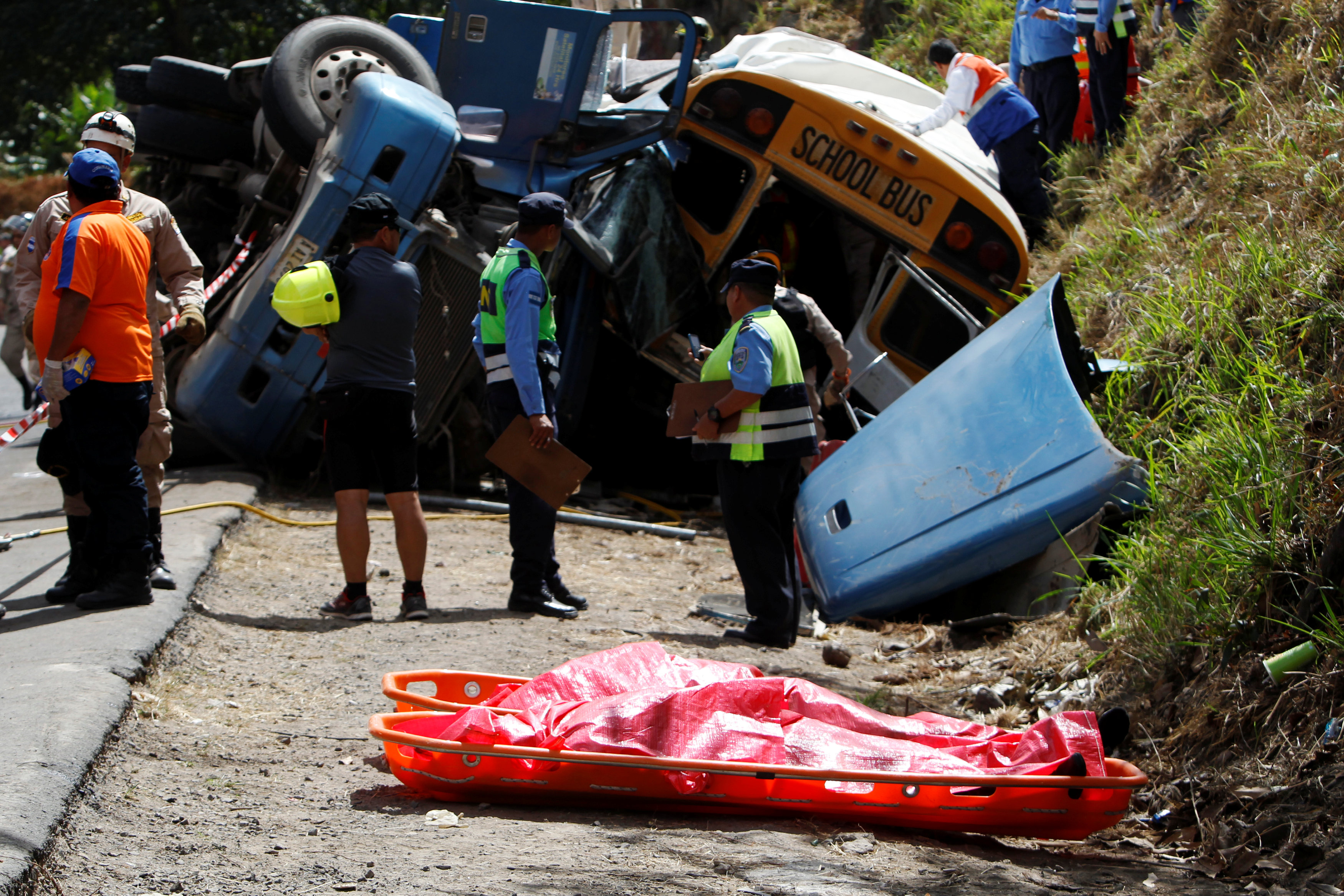 Al menos 13 muertos y decenas de heridos deja accidente en carretera de Honduras (Fotos)