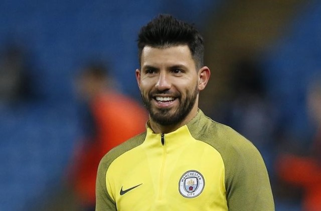 El jugador argentino del Manchester City, Sergio Agüero, en el calentamiento previo al partido de su equipo en Manchester, Inglaterra. 21 de enero de 2017. Reuters / Andrew Yates Livepic.El delantero argentino Sergio Agüero tiene un gran futuro en el Manchester City a pesar de haber sido suplente en las últimas semanas, dijo el viernes el técnico del equipo inglés, Pep Guardiola. EDITORIAL USE ONLY.