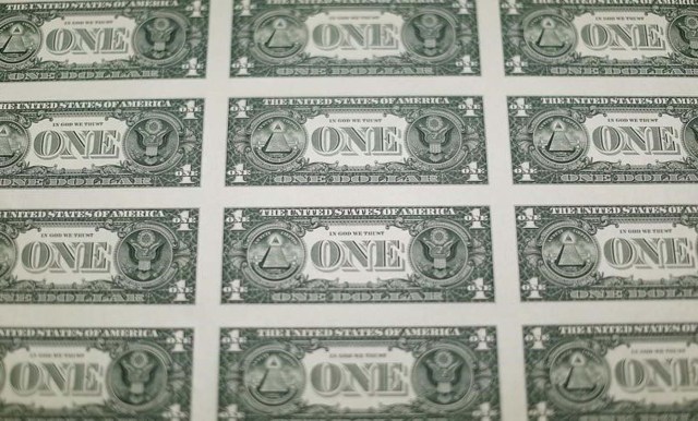 La parte trasera de billetes de un dólar de Estados Unidos se ven durante la producción en la Oficina de Grabado e Impresión en Washington, Estados Unidos. 14 de noviembre 2014.El dólar caía el miércoles tras dos días de avances, presionado por el declive de los rendimientos de los bonos del Tesoro de Estados Unidos, ya que los inversores descartaron que la Reserva Federal eleve las tasas de interés en marzo en medio de la incertidumbre sobre las políticas del presidente Donald Trump. REUTERS/Gary Cameron