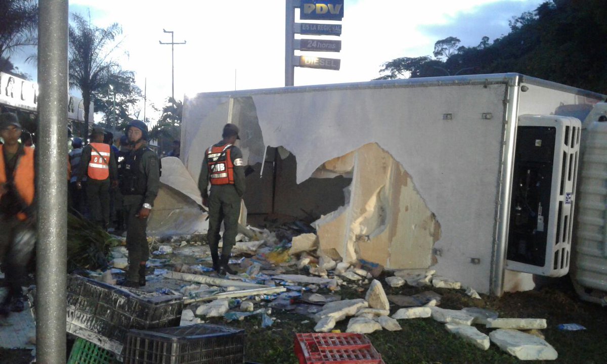 Reportan congestión vehicular en la ARC tras volcamiento de camión (Fotos)