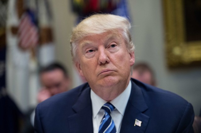 US President Donald Trump meets with senators to discuss his nomination of Neil Gorsuch to the Supreme Court in the Roosevelt Room at the White House in Washington, DC, on February 9, 2017. / AFP PHOTO / NICHOLAS KAMM