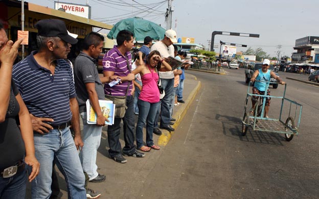 MARACAIBO VENEZUELA 18/06/2009 EL PARO REALIZADO POR LA LIGA DE LA CONFRANTERNIDAD SE CUMPLIO A MEDIAS YA QUE ALGUNAS LINEAS NO ACATARON EL LLAMADO BELLA VISTA VALLE FRIO VERITAS MILAGRO PUERTOS DE ALTAGRACIA LA CAÑADA TRABAJARON NORMALMENTE SOLO EN LA CURVA DE MOLINA SE NOTO LA PARALIZACION DEL TRANSPORTE TAMBIEN LA FUERZA ARMADA ESTUVO APOSTADA DESDE LAS 3 AM  PARA GARANTIZAR EL ORDEN PUBLICO UNA BREVE ENCUESTA ENTRE LOS USUARIOS PARA CONOCER SU PUNTO DE VISTA DE LA SITUACION ENTRE ELLOS BLADE PUCHE PRESIDENTE DE LA LINEA LA LIMPIA VANESSA MACHADO DAIRIS ANDRADE GRISELDA MENDEZ MIGUEL OTERO VICE PRESIDENTE DE LA LINEA CURVA-MAMON JOSE ACOSTA Y FERNANDO MARQUEZ