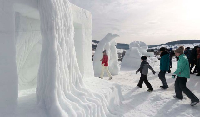 BNA11. Bernau In The Black Forest (Germany), 12/02/2017.- Visitors walk among snow sculptures during the Black Forest Snow sculptures festival in Bernau in the Black Forest, Germany, 12 February 2017. Artists from different country of Europe do their work of art with ice from 09 to 12 February at the Black Forest Snow sculptures festival. (Alemania) EFE/EPA/RONALD WITTEK