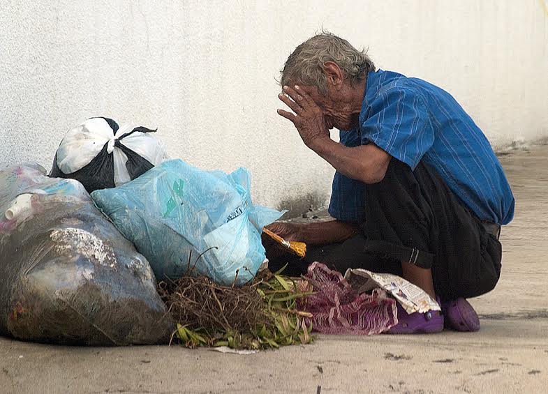 La gente ya no busca alimentos en Mercal sino en la basura