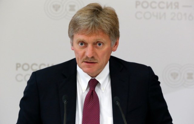 El portavoz del Kremlin, Dmitry Peskov, habla en el marco de una cumbre de Rusia-ASEAN en Sochi, Rusia, el 19 de mayo de 2016. El Gobierno ruso dijo el lunes que no está de acuerdo con la decisión del presidente de Estados Unidos, Donald Trump, de calificar a Irán como "el principal estado terrorista" y añadió que de hecho desea profundizar sus relaciones con la república islámica.REUTERS/Sergei Karpukhin