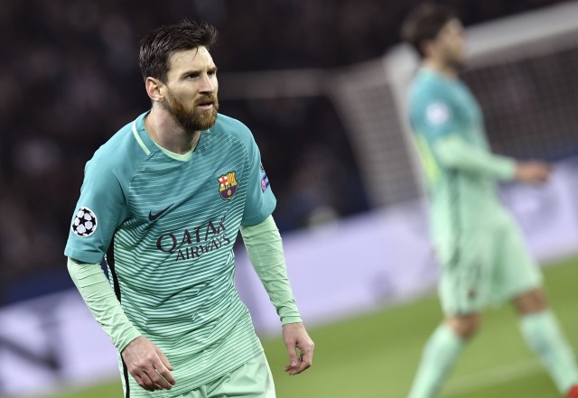 Barcelona's Argentinian forward Lionel Messi looks on during the UEFA Champions League round of 16 first leg football match between Paris Saint-Germain and FC Barcelona on February 14, 2017 at the Parc des Princes stadium in Paris.   / AFP PHOTO / PHILIPPE LOPEZ