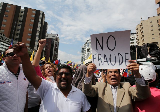  Los partidarios de la oposición protestan ante la sede del Consejo Electoral (CNE) para exigir un conteo más rápido y transparente de los votos, en Quito. REUTERS/Mariana Bazo