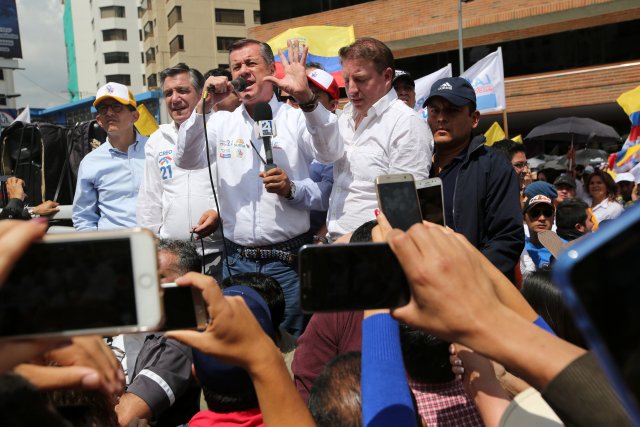 Andrés Páez (C), vicepresidente del candidato Guillermo Lasso, se dirige a los partidarios fuera de la sede del Consejo Electoral (CNE), en Quito, Ecuador. Reuters