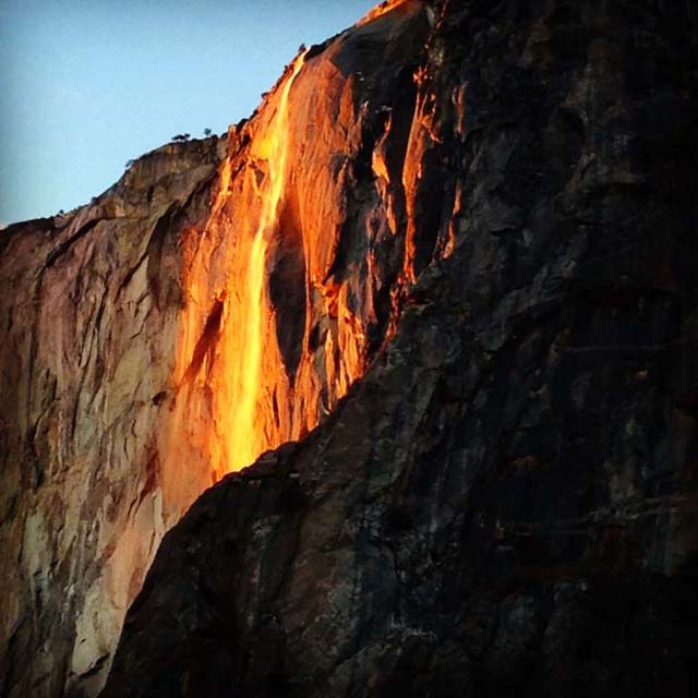 Horsetail Falls en el Parque Nacional Yosemite Durante unos pocos días en febrero, las Horsetail Falls en el Parque Nacional Yosemite, en California, Estados Unidos, se tornan de un color naranja fuerte, parecido a la lava. Este fenómeno solo ocurre en esa época del año, ya que la luz del sol de la tarde se refleja en la cascada en el ángulo justo, por lo que se crea esta particular ilusión. Desde piedras viajantes a un pozo con una llama eterna, hacemos un repaso a los fenómenos más extraños que ocurren en ciertos lugares específicos.