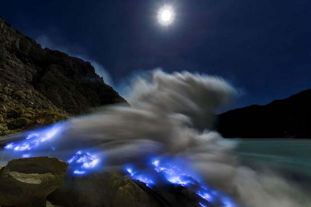 Volcán Kawah Ijen, Indonesia El lago del volcán Kawah Ijen en la isla de Java, en Indonesia, es el lago de cráter ácido más grande del mundo. Su acidez se debe a la cantidad de ácido sulfúrico presente en el agua del volcán. A la noche, el gas sulfúrico encendido se torna de un hermoso tono azulado, pero tan cuidado, la temperatura de las llamas excede los 500 grados centígrados.