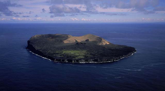 Surtsey, Islandia Antes de 1963, la isla volcánica de Surtsey no existía. Una erupción volcánica que comenzó a 130 metros bajo el agua fue la que hizo que la isla saliera a la superficie, y fuera tomando su forma, hasta junio de 1967. Las últimas mediciones indican que la isla tiene un área de 1.3 kilómetros cuadrados y una altura de 155 metros sobre el nivel del mar.