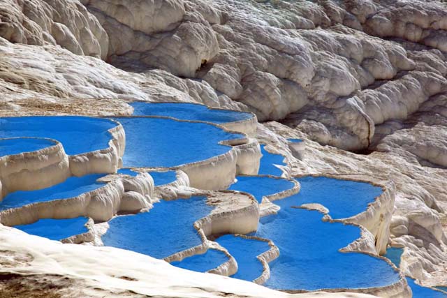 Hierápolis-Pamukkale, Turquía Una de las termas más famosas entre los turistas son las de Hierápolis-Pamukkale, Patrimonio de la Humanidad desde 1988. Los visitantes llegan de todas partes del mundo para bañarse en las aguas tibias de estas pseudo piscinas. Los cuerpos de agua rica en minerales datan del siglo II a.C., y brindan varios beneficios terapéuticos. 