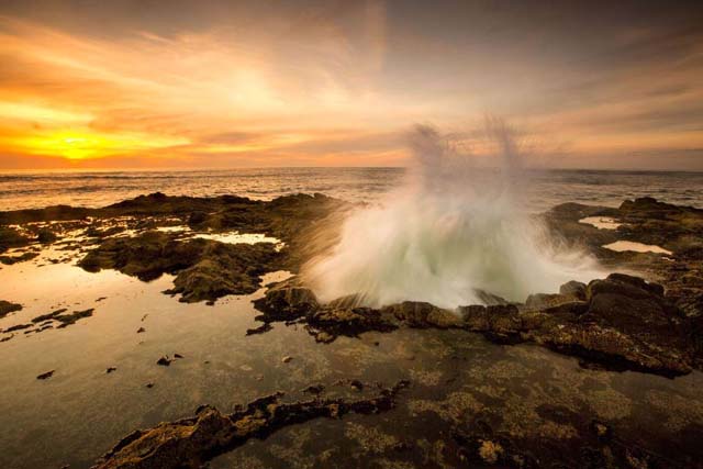 Pozo de Thor, Cabo Perpetua, Condado de Lincoln, Oregón, Estados Unidos Una de las atracciones más pintorescas del cabo Perpetua es el Pozo de Thor. Es una cavidad formada en medio de la costa rocosa, donde entran las olas y rompen unas contra otras. Si bien es un hermoso lugar para tomar fotografías, se recomienda no acercarse demasiado con la marea alta.