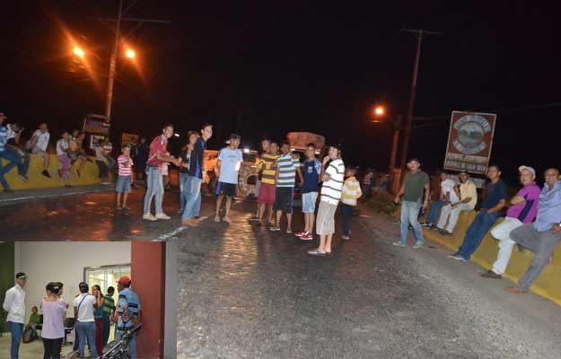 Foto: Un grupo de vecinos protestó por la falta de ambulancias en el Hospital, alegan que de llegar a tiempo a Valera, la bebé pudo sobrevivir / diariodelosandes.com