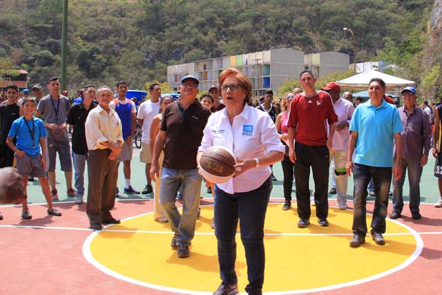 Helen Fernández: Mientras el Gobierno arma un circo carnestolendo, nosotros ofrecemos donaciones