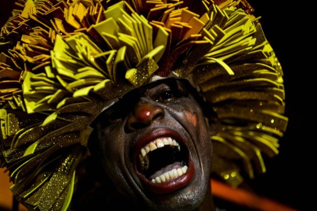 Integrantes de la escuela de samba del Grupo Especial Unidos do Peruche participan hoy, sábado 25 de febrero de 2017, en la celebración del carnaval en el sambódromo de Anhembí en Sao Paulo (Brasil). EFE/FERNANDO BIZERRA JR