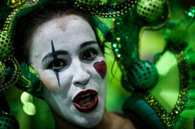 BRA100. SAO PAULO (BRASIL), 26/02/2017.- Integrantes de la escuela de samba del Grupo Especial Unidos do Peruche participan hoy, sábado 25 de febrero de 2017, en la celebración del carnaval en el sambódromo de Anhembí en Sao Paulo (Brasil). EFE/FERNANDO BIZERRA JR