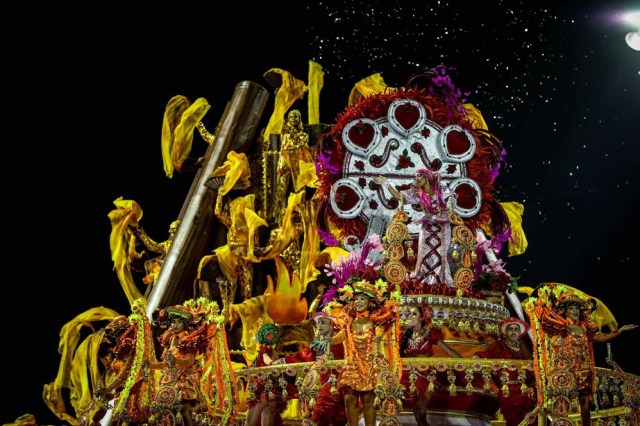 Integrantes de la escuela de samba del Grupo Especial Dragoes da Real participan hoy, sábado 25 de febrero de 2017, en la celebración del carnaval en el sambódromo de Anhembí en Sao Paulo (Brasil). EFE/FERNANDO BIZERRA JR