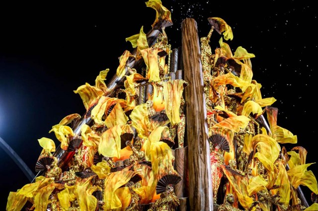 Integrantes de la escuela de samba del Grupo Especial Dragoes da Real participan hoy, sábado 25 de febrero de 2017, en la celebración del carnaval en el sambódromo de Anhembí en Sao Paulo (Brasil). EFE/FERNANDO BIZERRA JR