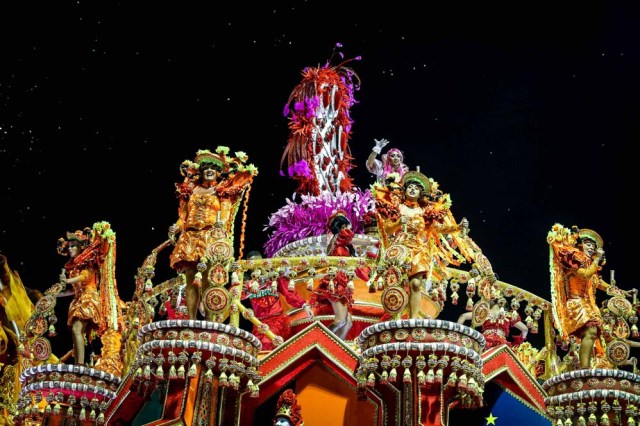 Integrantes de la escuela de samba del Grupo Especial Dragoes da Real participan hoy, sábado 25 de febrero de 2017, en la celebración del carnaval en el sambódromo de Anhembí en Sao Paulo (Brasil). EFE/FERNANDO BIZERRA JR