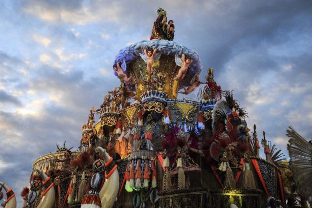 Integrantes de la escuela de samba del Grupo Especial Nene de Vila Matilde hoy, domingo 26 de febrero de 2017, en la celebración del carnaval en el sambódromo de Anhembí en Sao Paulo (Brasil). EFE/Fernando Bizerra Jr