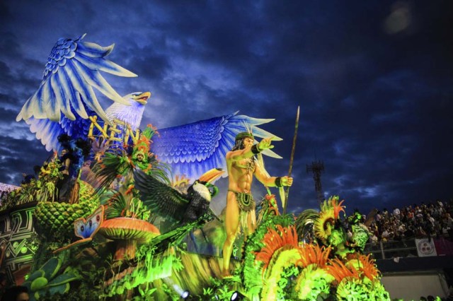 Integrantes de la escuela de samba del Grupo Especial Nene de Vila Matilde hoy, domingo 26 de febrero de 2017, en la celebración del carnaval en el sambódromo de Anhembí en Sao Paulo (Brasil). EFE/Fernando Bizerra Jr