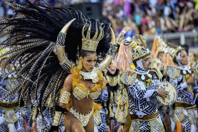 Integrantes de la escuela de samba del Grupo Especial Nene de Vila Matilde hoy, domingo 26 de febrero de 2017, en la celebración del carnaval en el sambódromo de Anhembí en Sao Paulo (Brasil). EFE/Fernando Bizerra Jr