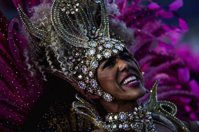 Integrantes de la escuela de samba del Grupo Especial Rosas de Ouro hoy, domingo 26 de febrero de 2017, en la celebración del carnaval en el sambódromo de Anhembí en Sao Paulo (Brasil). EFE/Fernando Bizerra Jr