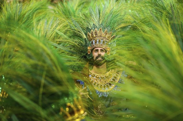 Integrantes de la escuela de samba del Grupo Especial Vai-Vai hoy, domingo 26 de febrero de 2017, en la celebración del carnaval en el sambódromo de Anhembí en Sao Paulo (Brasil). EFE/Fernando Bizerra Jr