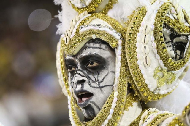 Integrantes de la escuela de samba del Grupo Especial Vai-Vai hoy, domingo 26 de febrero de 2017, en la celebración del carnaval en el sambódromo de Anhembí en Sao Paulo (Brasil). EFE/Fernando Bizerra Jr