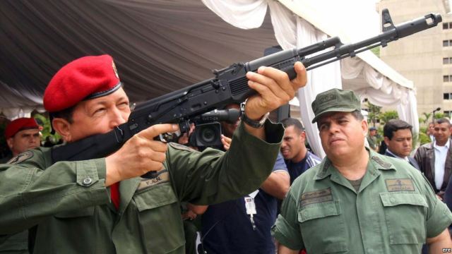  Hugo Chávez (i), manipula un fusil de asalto Kalashnikov AK-103 bajo la atenta mirada del ministro de Defensa, Orlando Maniglia (d) el 14 de junio de 2006, en el fuerte Tiuna, en Caracas, Venezuela. Foto Archivo.