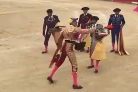 Rechazamos la tauromaquia… pero este torero le dio una lección a un chavista picado y todos lo apoyaron (VIDEO)