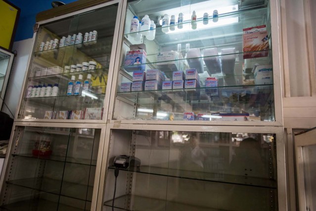 Los estantes a medio llenar en una farmacia de Caracas (Venezuela)(Foto  EFE/MIGUEL GUTIERREZ)