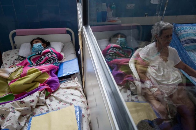 ACOMPAÑA CRÓNICA: VENEZUELA MEDICINAS - CAR009. CARACAS (VENEZUELA), 25/02/2017 - Fotografía del 24 de febrero de 2017, de pacientes que aguardan en sus camillas la llegada de medicina en un hospital de Caracas (Venezuela). Casi tres semanas lleva una joven de 25 años buscando dos antibióticos para su hermana que padece de bronconeumonía y hasta ahora lo único que pudo conseguir, gracias a una donación, fue una caja incompleta de un medicamento que no es precisamente el que el médico le recetó. Venezuela vive una aguda crisis de desabastecimiento en materia de medicinas desde hace más de dos años y la situación no parece mejorar. Efe hizo un recorrido por unas 15 farmacias ubicadas tanto en el este como en el oeste de la capital venezolana y constató la ausencia de antibióticos, hipertensivos, anticoagulantes y otros. EFE/MIGUEL GUTIERREZ