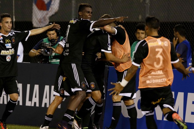 ASU01. ASUNCIÓN (PARAGUAY), 02/03/2017.- El jugador Edder Farías (c) de Caracas de Venezuela celebra con sus compañeros la anotación de un gol hoy, jueves 2 de marzo de 2017, durante un partido de la Copa Sudamericana que se disputa en el Estadio Defensores Del Chaco en Asunción (Paraguay). EFE/Andrés Cristaldo Benítez