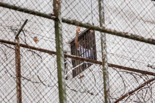 CAR701. LOS TEQUES (VENEZUELA), 17/02/2017.- Fotografía de archivo del 15 de noviembre de 2014 del opositor venezolano Leopoldo López en la ventana de su celda en la cárcel Ramo Verde en la ciudad de Los Teques (Venezuela). López aseguró desde la cárcel en una entrevista exclusiva con Efe que el considerado número dos del chavismo, Diosdado Cabello, reconoció poco antes de su detención ante su esposa, Lilian Tintori, y sus padres que él era "inocente" y que su situación obedecía a una "medida política". EFE/MIGUEL GUTIERREZ