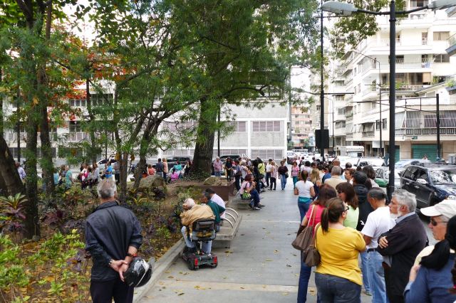 Venezolanos hacen cola para validar a Voluntad Popular en Chacao (Foto Román Camacho/Lapatilla.com)