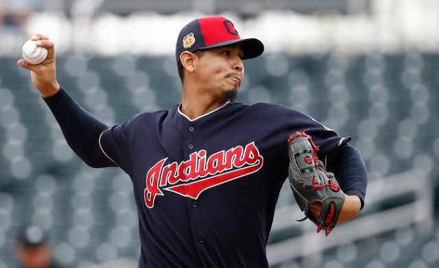 Carlos Carrasco, lanzador de los Indios de Cleveland, durante un partido contra los Texas Rangers, el 27 de febrero de 2017, en Goodyear, Arizona. Credit Ross D. Franklin/Associated Press