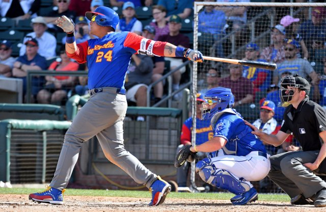 El venezolano Miguel Cabrera conectó un jonrón durante un juego de béisbol en el entrenamiento de primavera contra los Kansas City Royals, el miércoles 8 de marzo de 2017 en Surprise, Arizona. Credit John Sleezer/The Kansas City Star, vía Associated Press