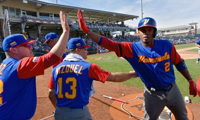 Omar Vizquel, al centro, el entrenador de Venezuela en el Clásico Mundial de Béisbol, a menudo visita su patria pero muchos jugadores extreman sus medidas de seguridad por el caos económico y político del país. Credit John Sleezer/Kansas City Star, vía Associated Press