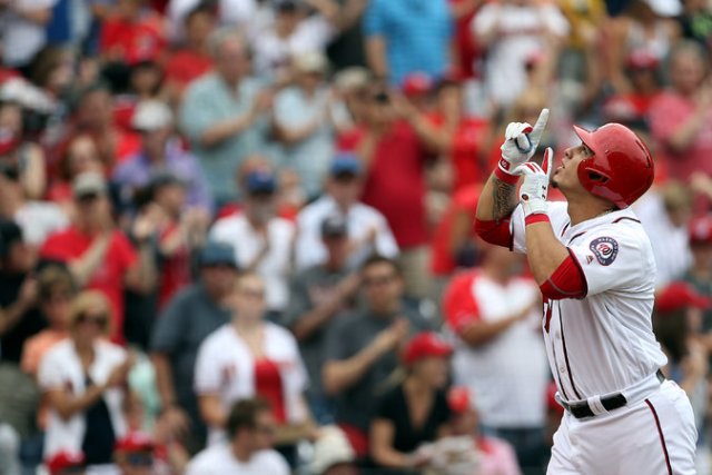 Wilson Ramos de los Washington Nationals celebra después de batear un jonrón en en un partido contra los Rojos de Cincinnati, el 3 de julio de 2016, en Washington. Credit Matt Hazlett/Getty Images