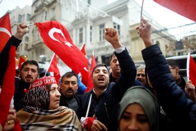 Un grupo de personas grita consignas durante una protesta frente al consulado holandés en Estambul. 12 de marzo de 2017. REUTERS/Osman Orsal. Turquía dijo el domingo a Holanda que tomará represalias de "la manera más dura" luego de que a dos de sus ministros no se les permitió hablar en un mitin en Róterdam, lo que aumenta la tensión que ha generado una campaña política de Ankara entre los inmigrantes turcos en Europa.