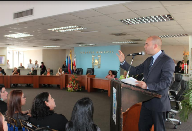 Leonardo Fernández: Hoy reconocemos a nuestras mujeres y las luchas que libran diariamente