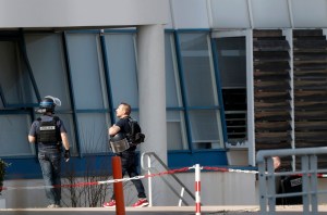 Un joven hirió a ocho personas en tiroteo de un liceo al sur de Francia