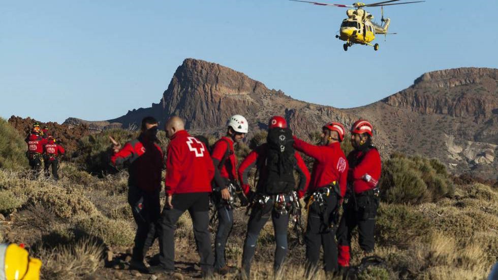 Evacuan a turistas rescatados de teleférico en España tras pasar noche en la montaña