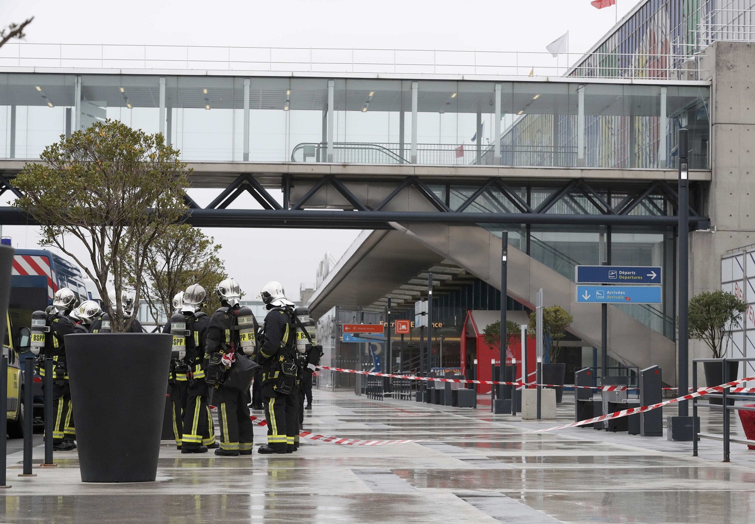 Arrestados el padre y el hermano del hombre abatido en Orly